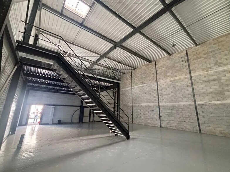 Flex in Signes for lease - Interior Photo - Image 3 of 8