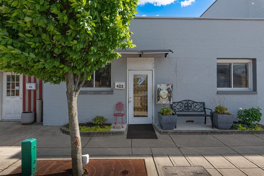 418-440 W Main St portfolio of 3 properties for sale on LoopNet.com - Building Photo - Image 3 of 47