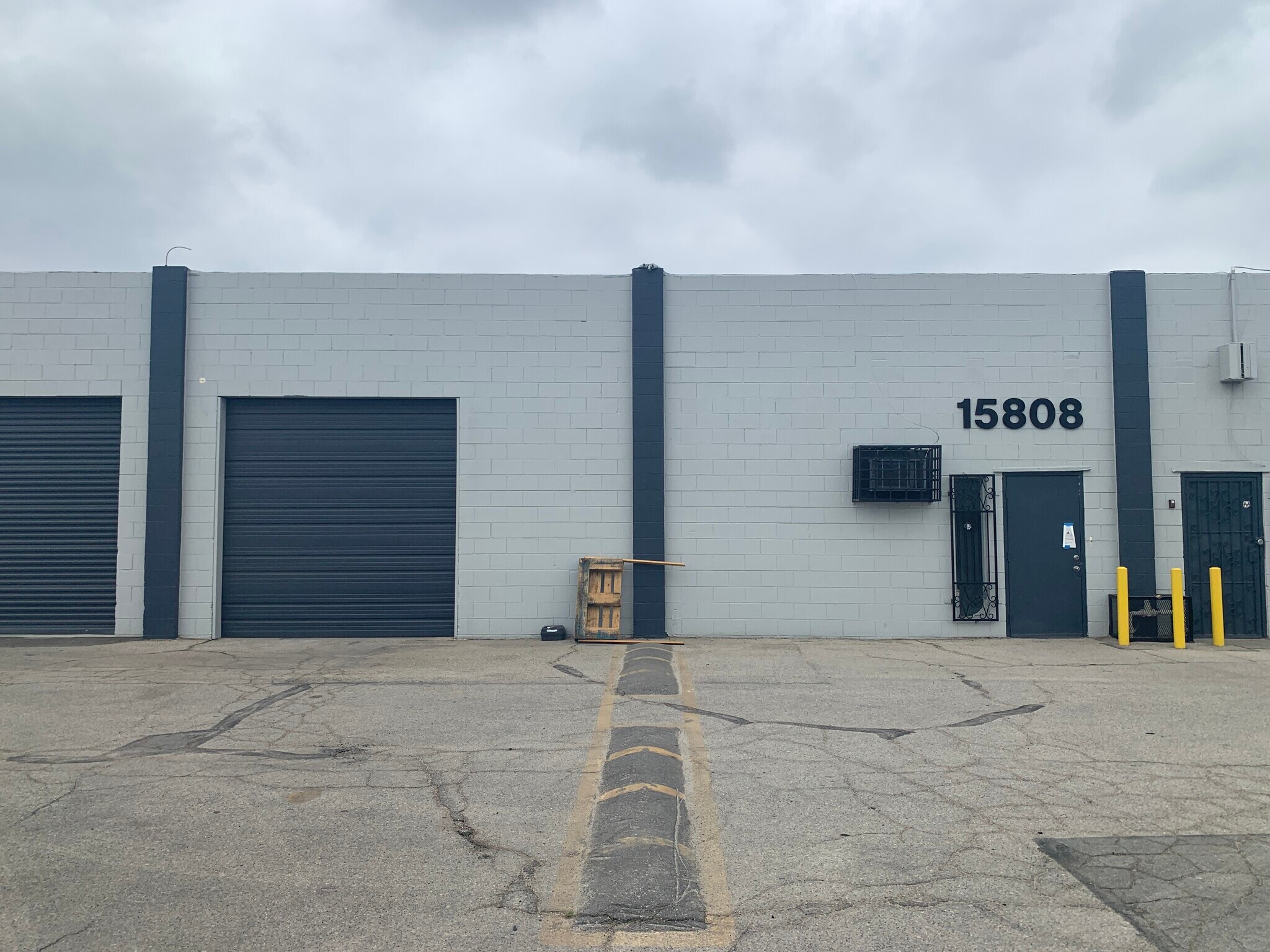 15808 Stagg st, Van Nuys, CA for lease Primary Photo- Image 1 of 2