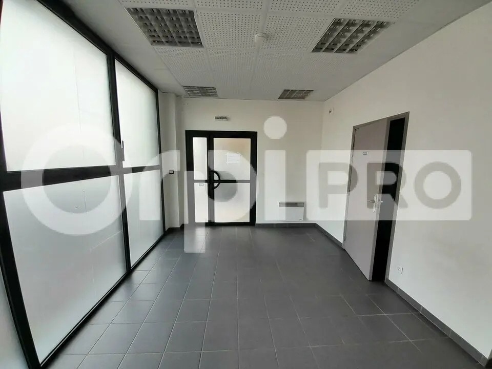 Office in Tours-sur-Marne for lease Interior Photo- Image 1 of 6