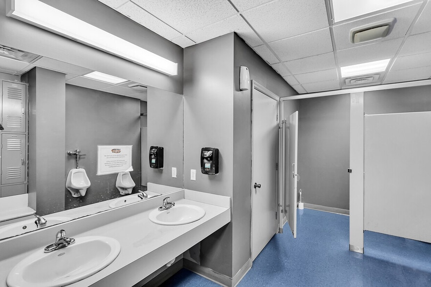 4491 School Rd S, Murrysville, PA for sale - Interior Photo - Image 3 of 45