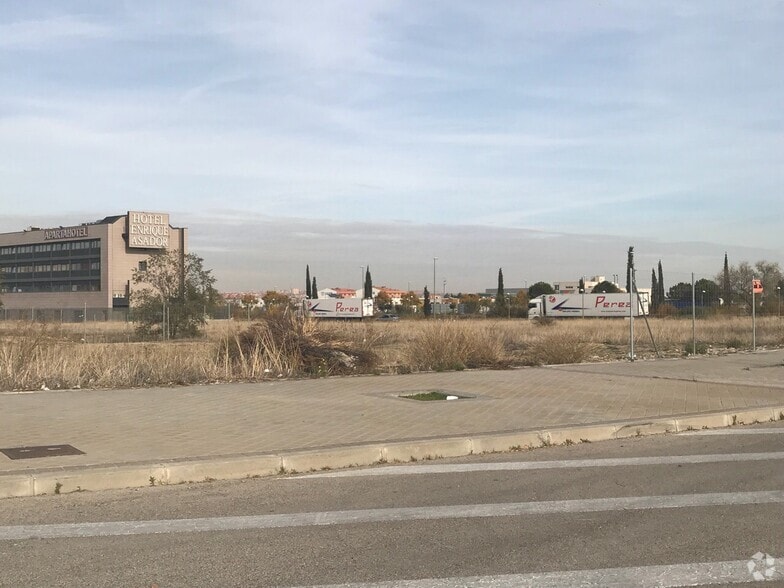 Calle de Berzosa de Lozoya, 18, Madrid, Madrid for sale - Building Photo - Image 2 of 4