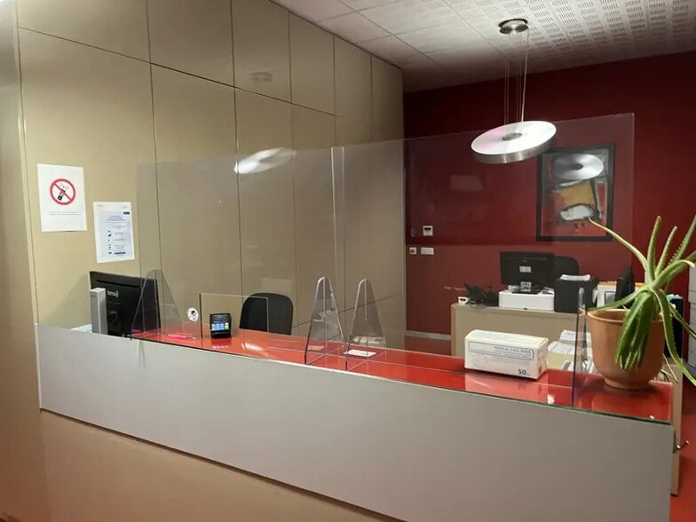 Retail in Cenon for sale - Lobby - Image 2 of 8