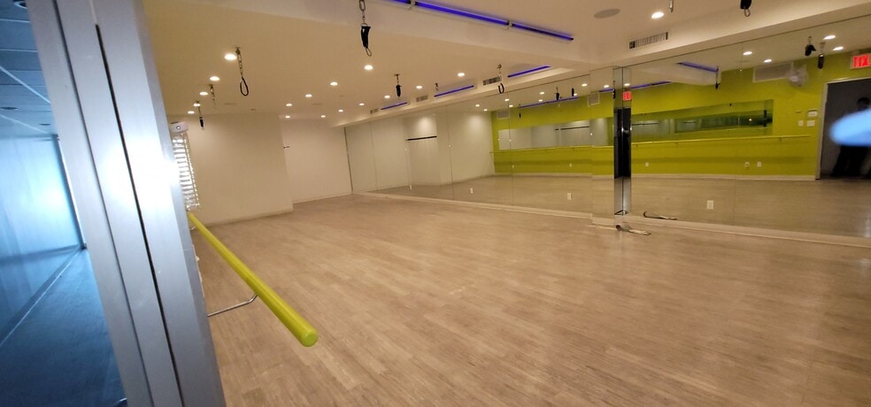 8015 164th St, Jamaica, NY for lease - Interior Photo - Image 1 of 2