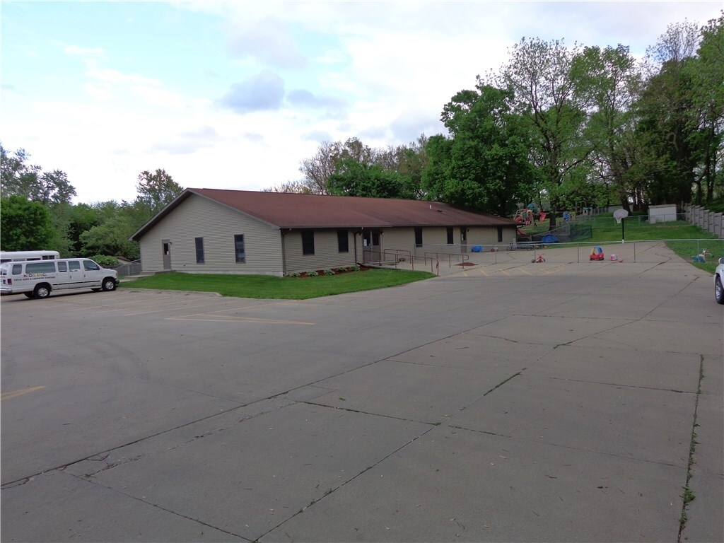 143 29th Ave SW, Cedar Rapids, IA for sale Primary Photo- Image 1 of 1