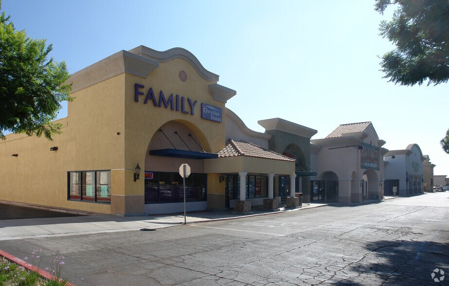 2860-3090 Cochran St, Simi Valley, CA for lease - Primary Photo - Image 1 of 7
