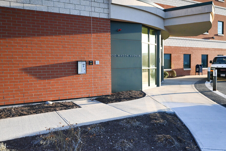 100 Wason Ave, Springfield, MA for lease - Building Photo - Image 1 of 4
