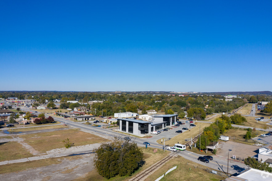 201-203 W Main St, Jenks, OK for lease - Building Photo - Image 3 of 6