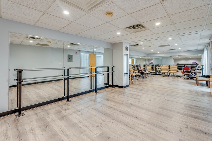 1 Elm Sq, Andover, MA for sale - Building Photo - Image 2 of 20