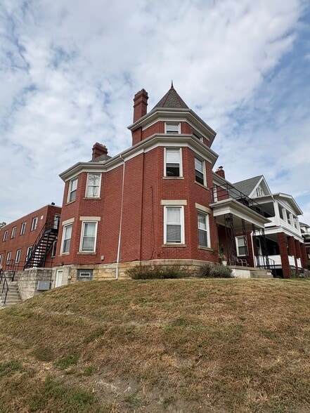 OSU Off-Campus Student Housing Portfolio portfolio of 5 properties for sale on LoopNet.com - Building Photo - Image 3 of 15