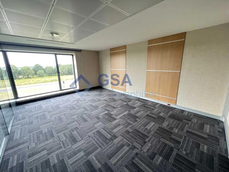 Office in Lieusaint for lease - Building Photo - Image 1 of 4