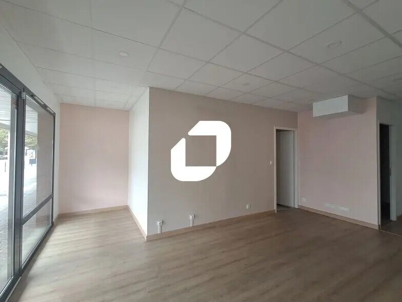 Office in Bordeaux for lease - Interior Photo - Image 2 of 10