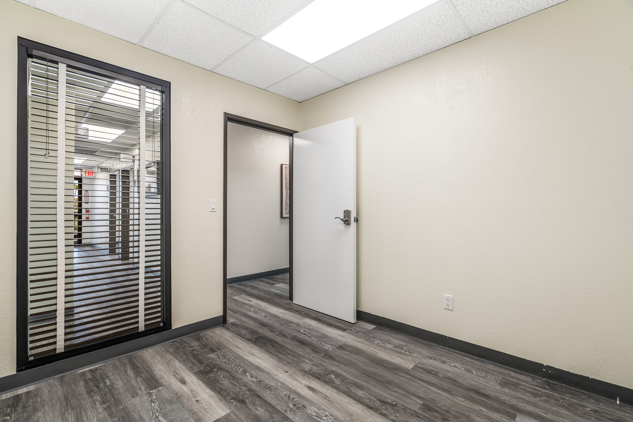 2825 E Tahquitz Canyon Way, Palm Springs, CA for lease Interior Photo- Image 1 of 2