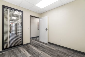 2825 E Tahquitz Canyon Way, Palm Springs, CA for lease Interior Photo- Image 1 of 2