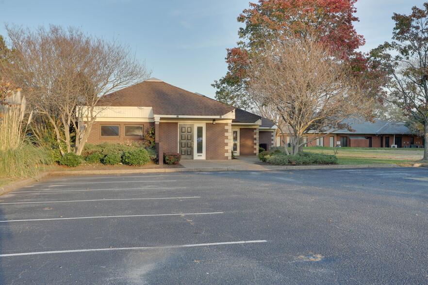 2112 Executive Dr, Hampton, VA for lease - Building Photo - Image 2 of 41