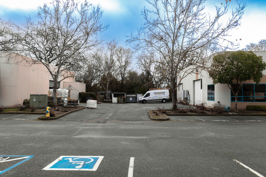 7975 Cameron Dr, Windsor, CA for lease - Building Photo - Image 3 of 16