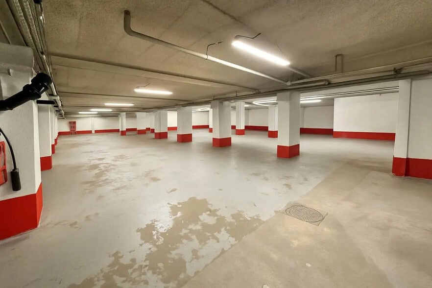 Flex in Paris for lease - Building Photo - Image 1 of 6