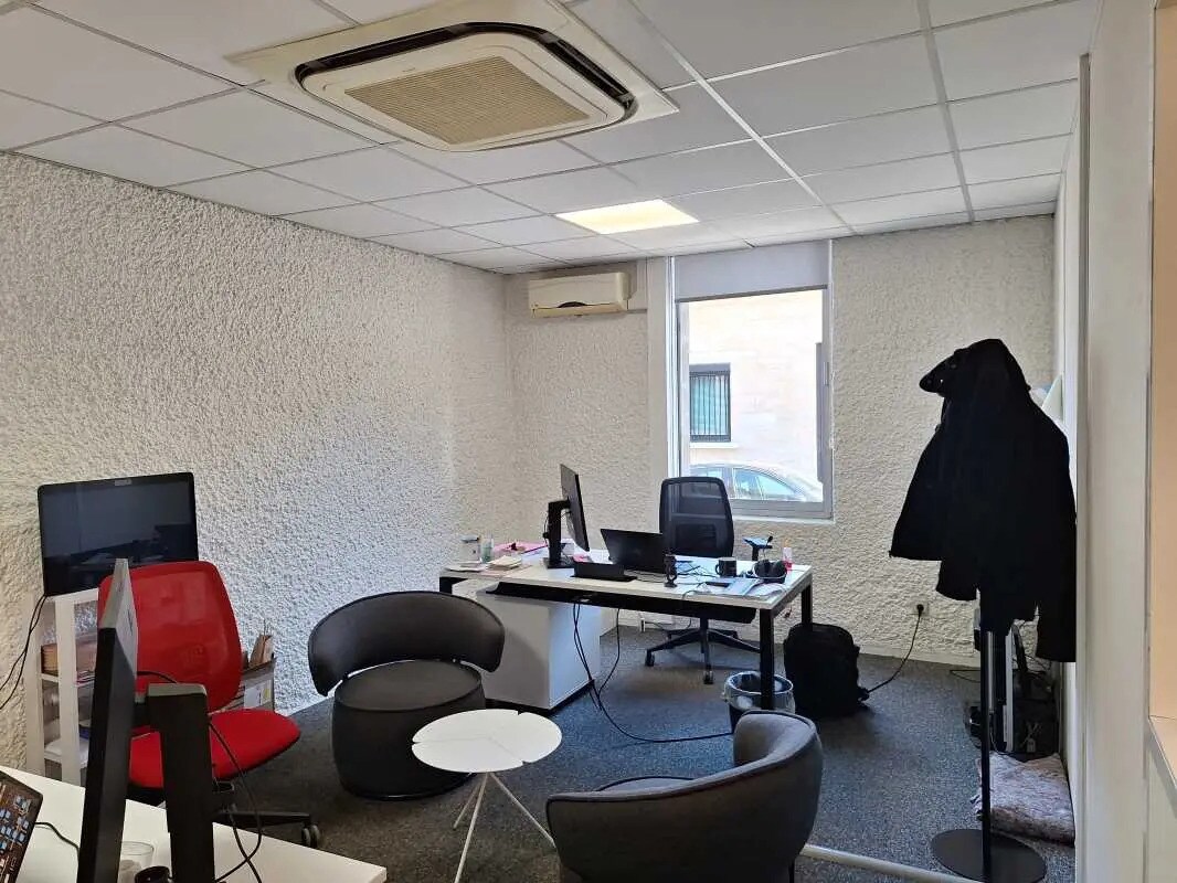 Retail in Cenon for lease Interior Photo- Image 1 of 7