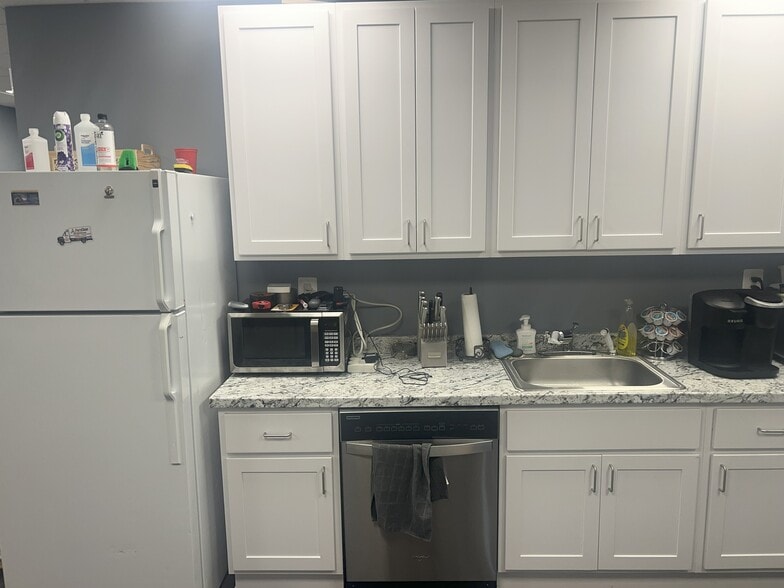 8807 Sudley Rd, Manassas, VA for lease - Interior Photo - Image 3 of 51