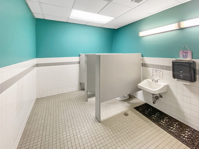 3005 Dower House Dr, Herndon, VA for sale - Interior Photo - Image 3 of 35