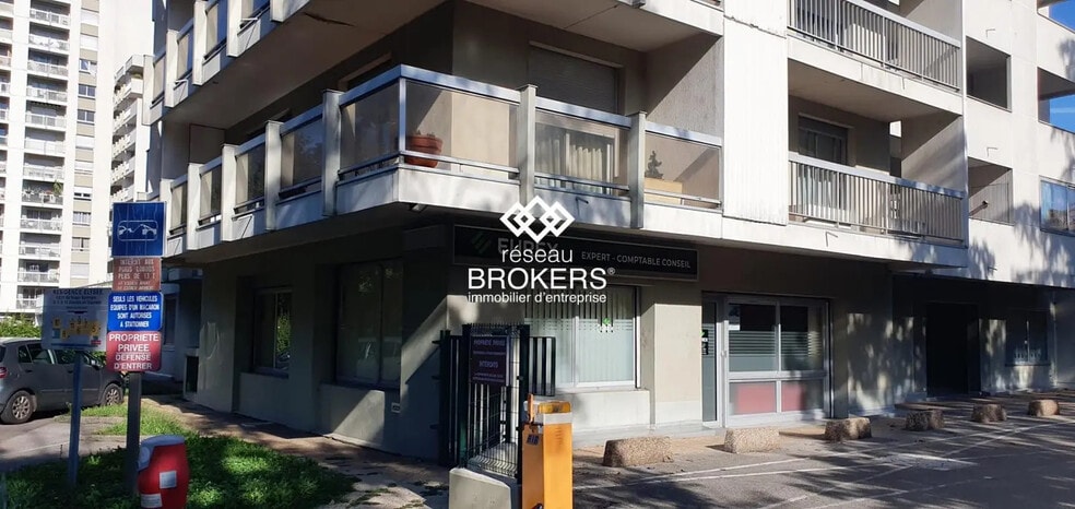 Retail in Grenoble for sale - Building Photo - Image 2 of 8