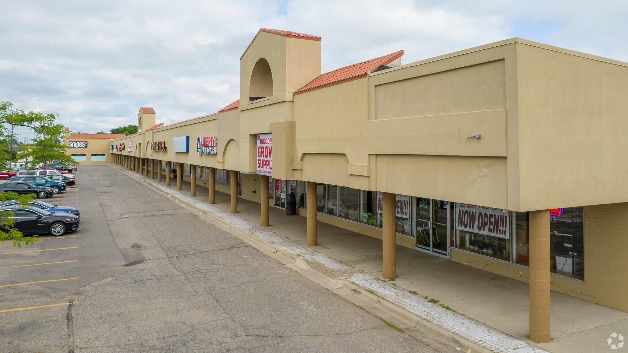 39284124 W Saginaw Hwy, Lansing, MI 48917 West Saginaw Plaza