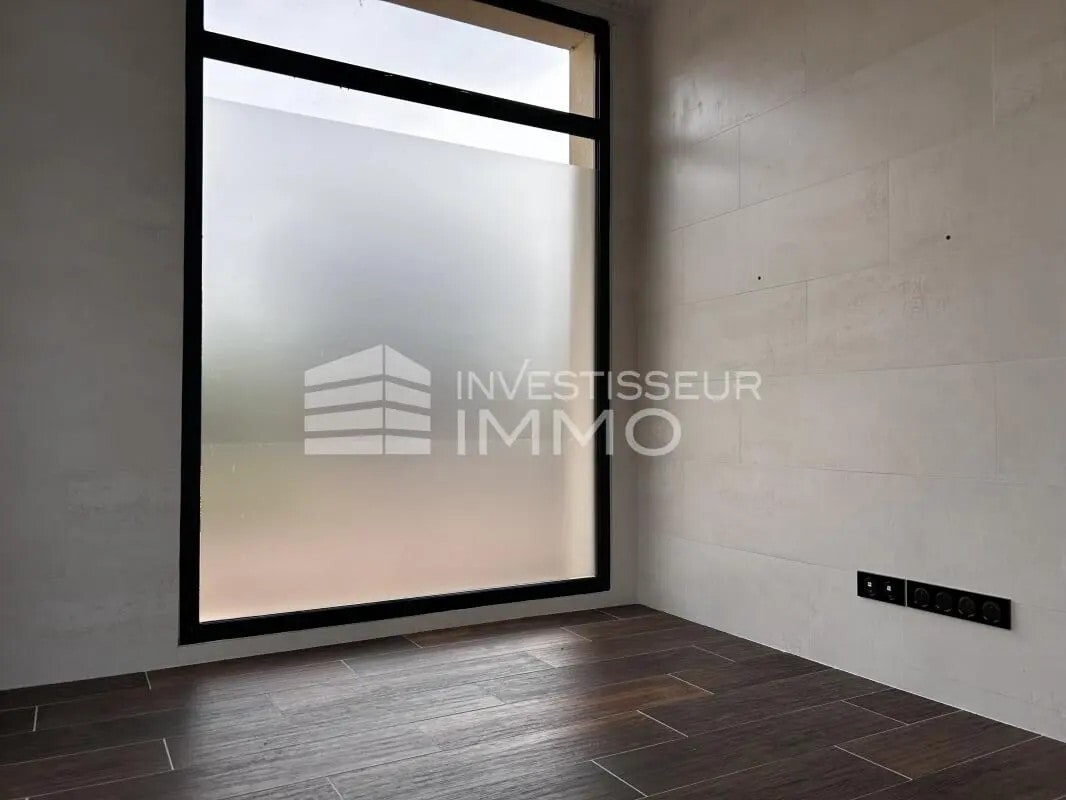 Office in Vineuil-Saint-Firmin for lease Interior Photo- Image 1 of 1