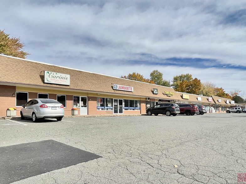 822-826 E Center St, Wallingford, CT for lease - Building Photo - Image 2 of 3