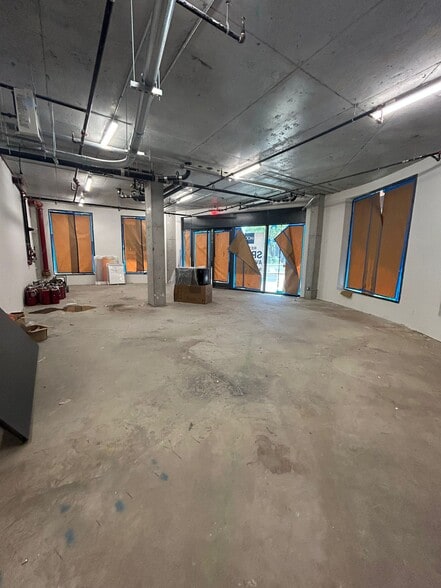 555 Broadway, Brooklyn, NY for lease - Interior Photo - Image 2 of 10