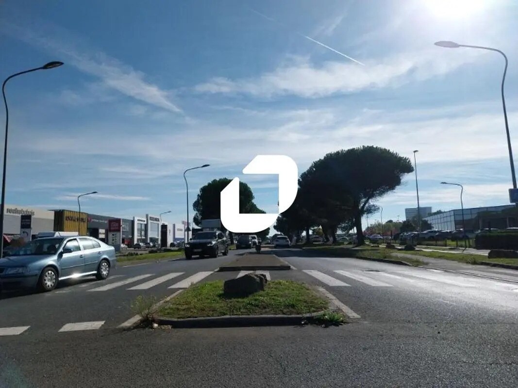 Retail in Orvault for lease Building Photo- Image 1 of 2