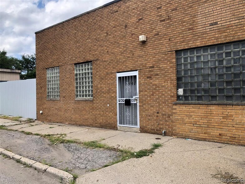 7441 E Davison St, Detroit, MI for sale - Primary Photo - Image 1 of 1