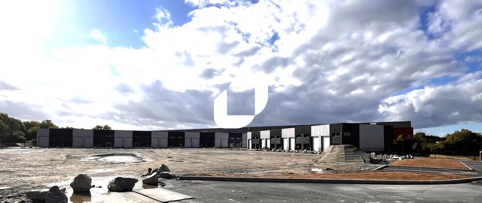 Flex in GRANDCHAMP-DES-FONTAINES for lease - Building Photo - Image 3 of 15