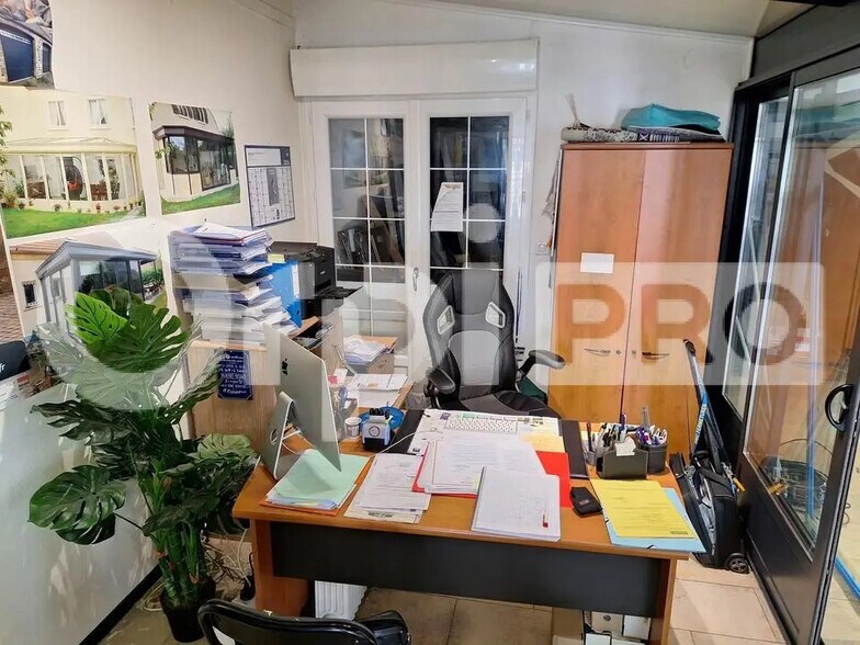 Retail in Longueil-Annel for lease - Building Photo - Image 3 of 4