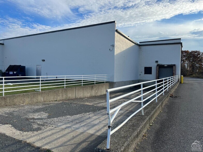 15 Dardess Dr, Chatham, NY for lease - Building Photo - Image 3 of 17