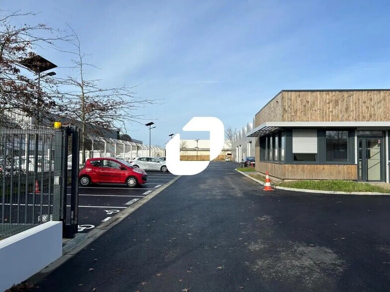 Flex in Carquefou for lease - Building Photo - Image 1 of 12