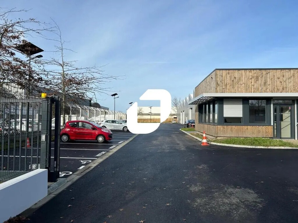 Location Local d'activités 327 m² - Photo 1