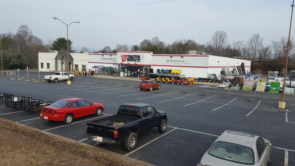 1925 N Bridge St, Elkin, NC for sale - Building Photo - Image 1 of 1