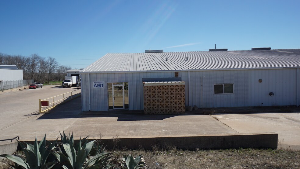 207 Allison, Taylor, TX for lease - Building Photo - Image 2 of 13