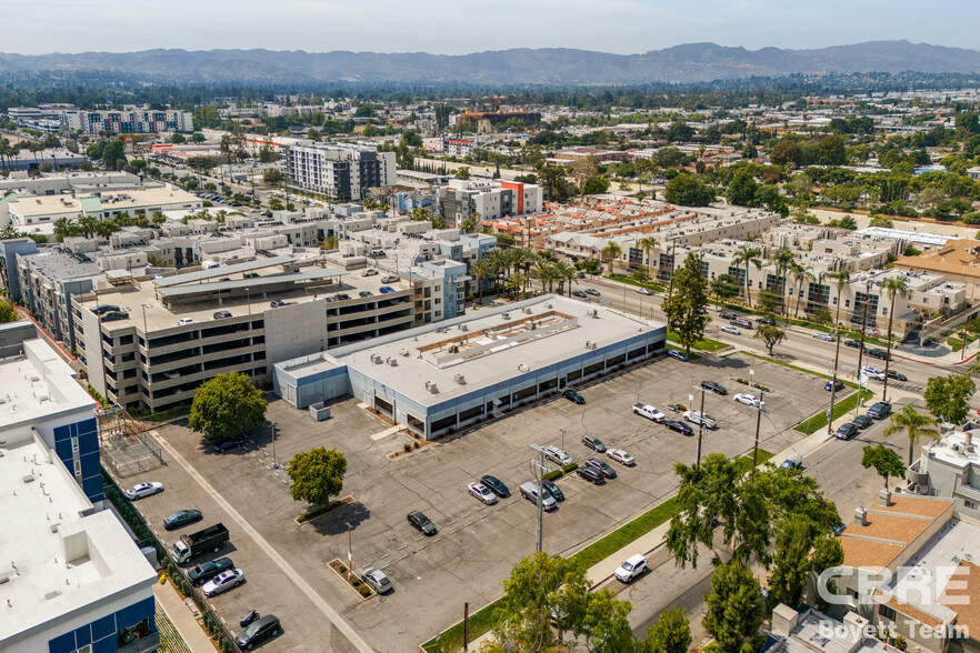 21010 Vanowen St, Canoga Park, CA for sale - Building Photo - Image 2 of 18