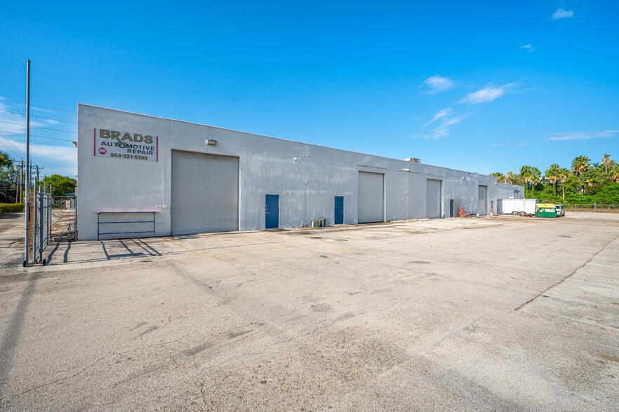 2968 Ravenswood Rd, Fort Lauderdale, FL for lease - Building Photo - Image 1 of 6