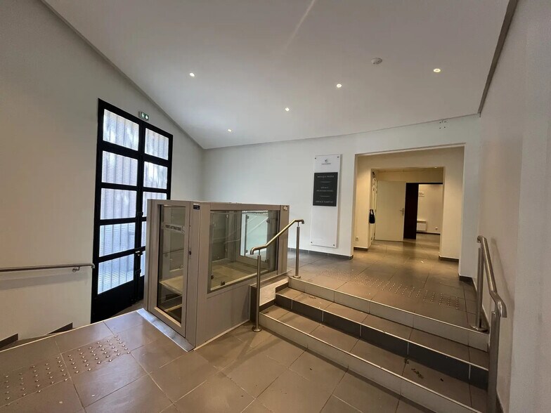 Avenue Malherbes, Aix-en-Provence for lease - Lobby - Image 3 of 9