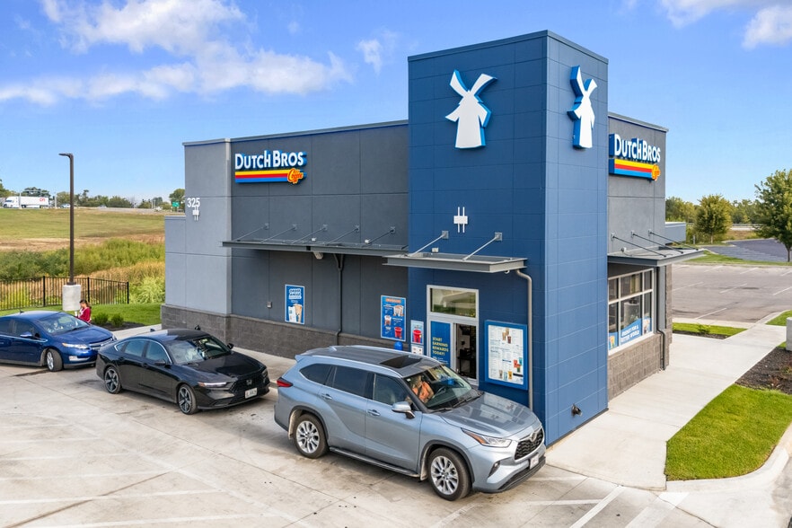 325 E Russell Ave, Warrensburg, MO for sale - Building Photo - Image 2 of 6