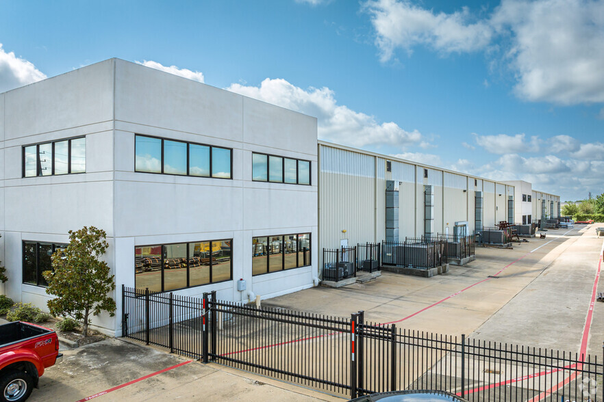 5655 W Sam Houston Pky N, Houston, TX for lease - Building Photo - Image 2 of 17