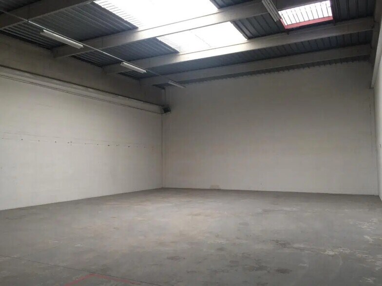 21 Avenue De La Mare, SAINT-OUEN-L'AUMONE for lease - Interior Photo - Image 2 of 11