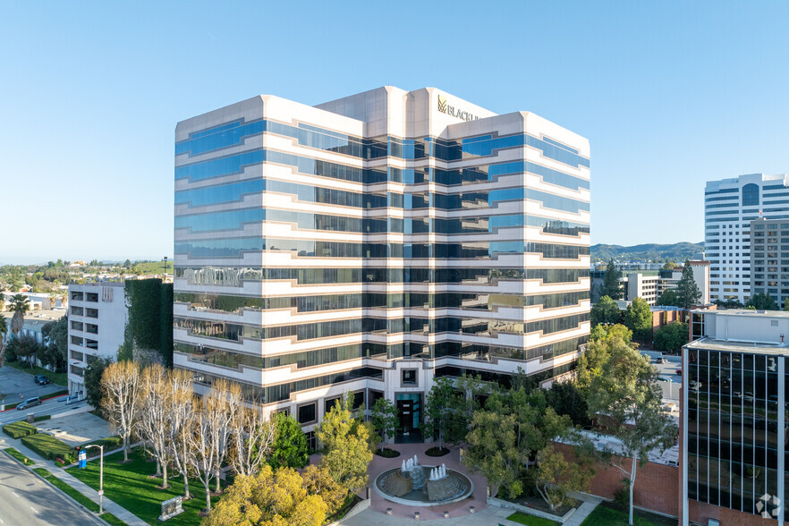 21300 Victory Blvd, Woodland Hills, CA for lease - Primary Photo - Image 1 of 10