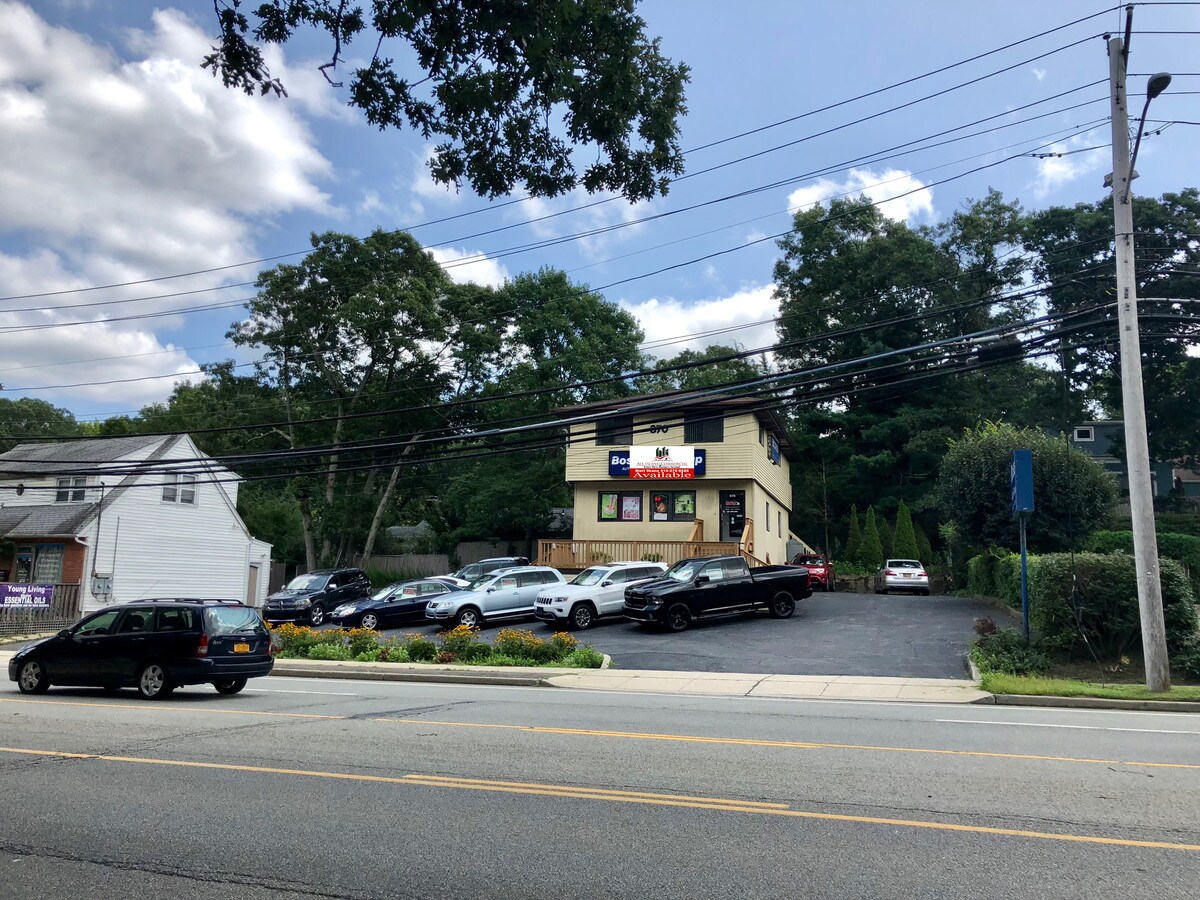 870 W Jericho Tpke, Huntington, NY 11743