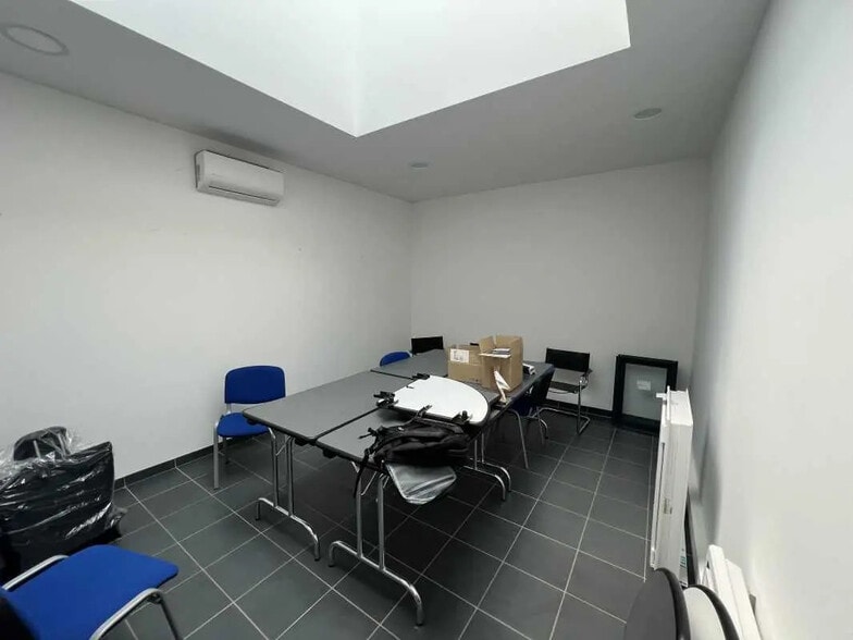 Flex in Yvrac for lease - Interior Photo - Image 3 of 7