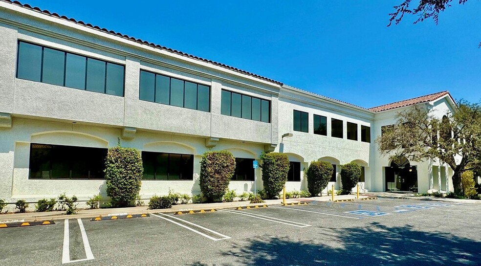 351 Rolling Oaks Dr, Thousand Oaks, CA for lease - Building Photo - Image 1 of 5