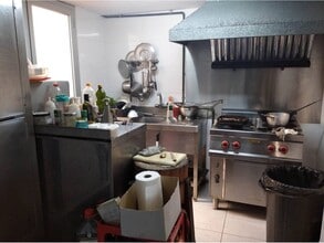 Retail in Barcelona, Barcelona for lease Interior Photo- Image 2 of 3