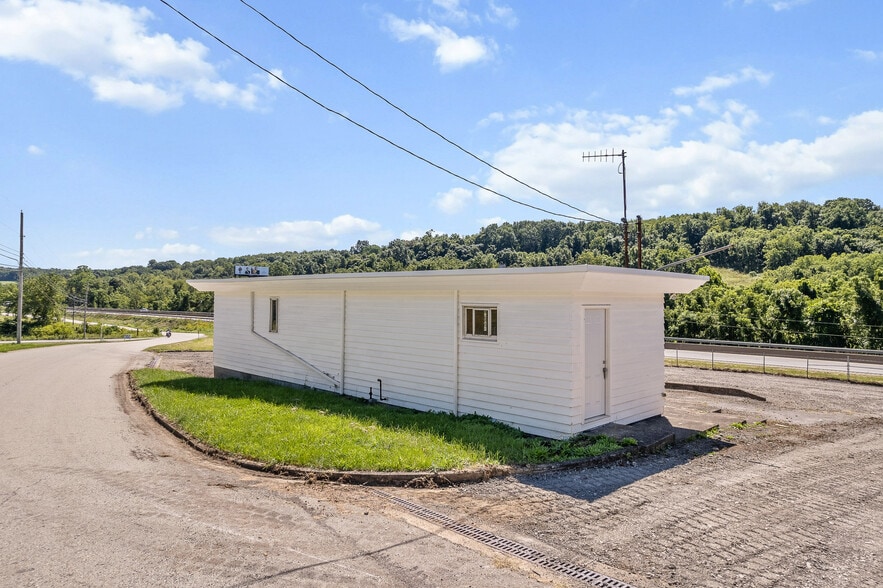 810 Carlton Dr, Bentleyville, PA for lease - Building Photo - Image 2 of 16